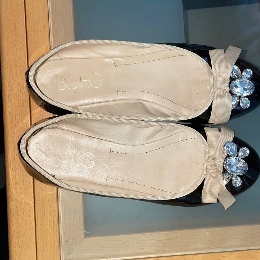 BCBG SIZE 38 flats